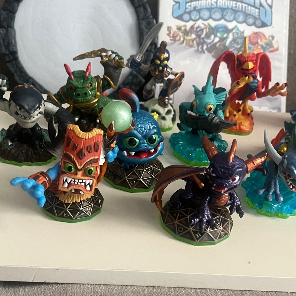 Skylanders Spyro's Adventure Wii Game & Figures Set - Picture 3 of 6